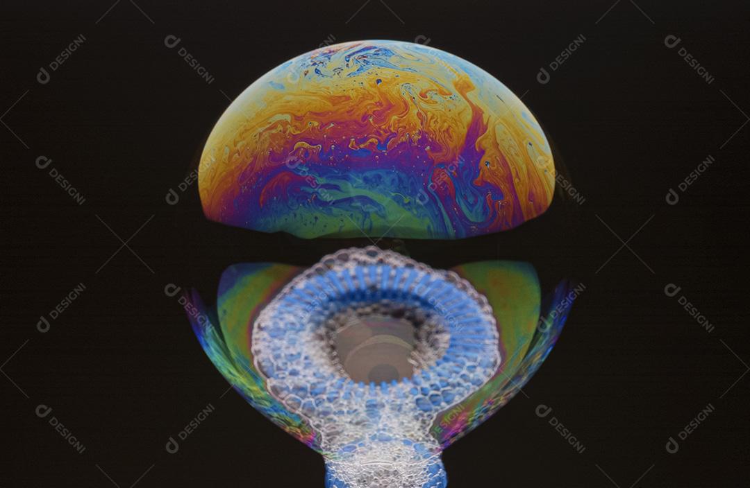 Bolhas de sabão com reflexos coloridos na superfície