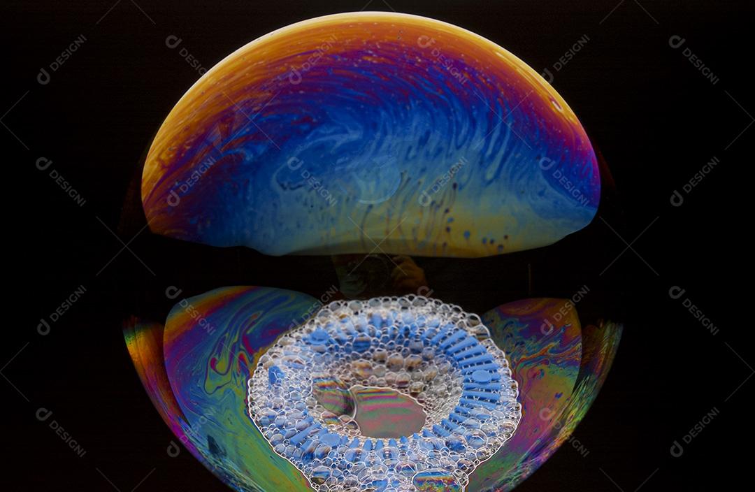 Bolhas de sabão com reflexos coloridos na superfície