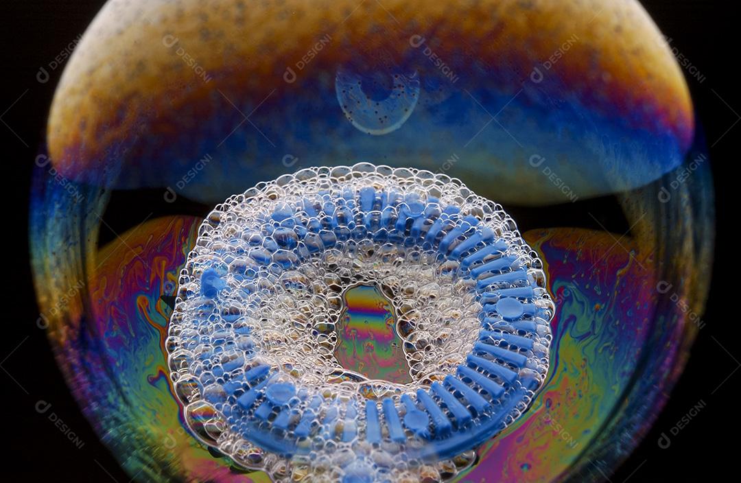 Bolhas de sabão com reflexos coloridos na superfície