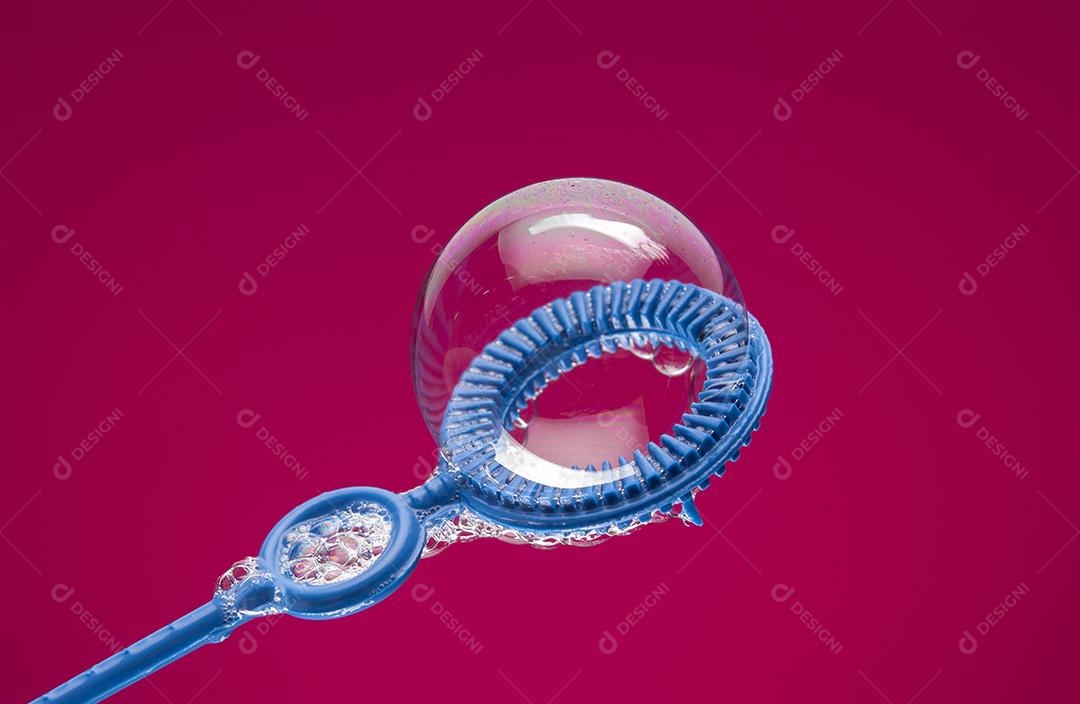 Bolhas de sabão com reflexos coloridos na superfície