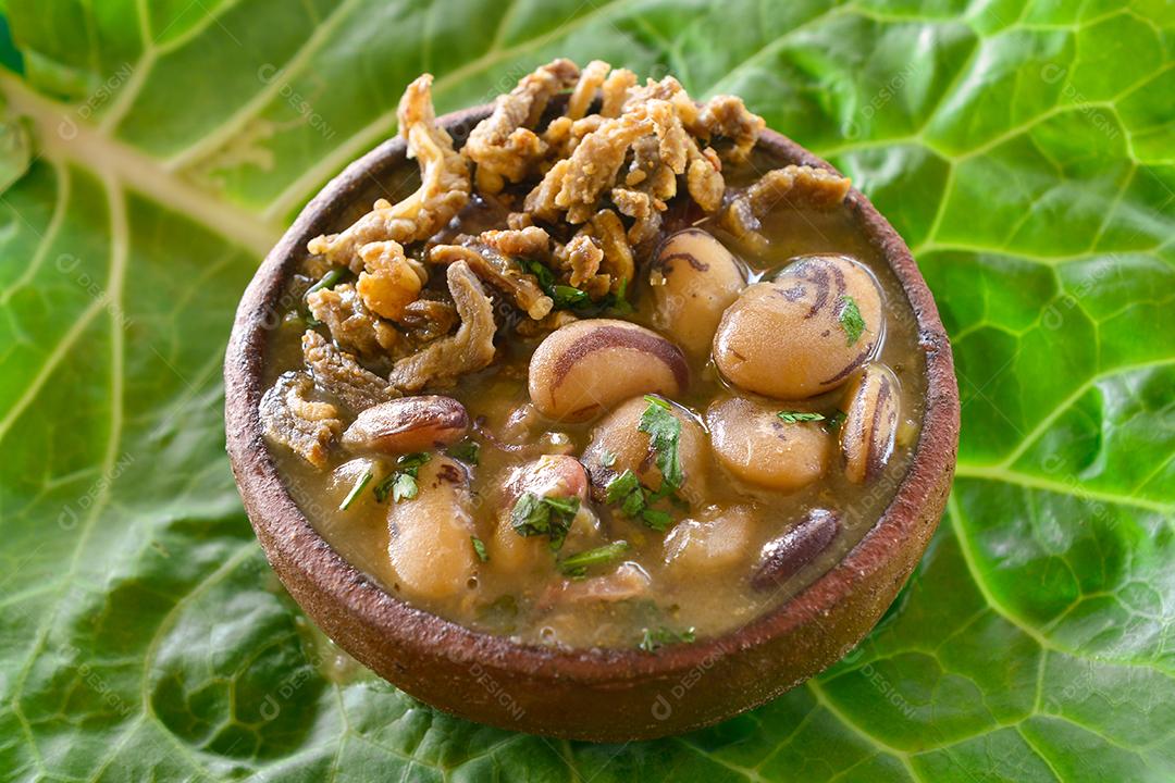 Feijão ensopado com torresmo. Gastronomia brasileira.