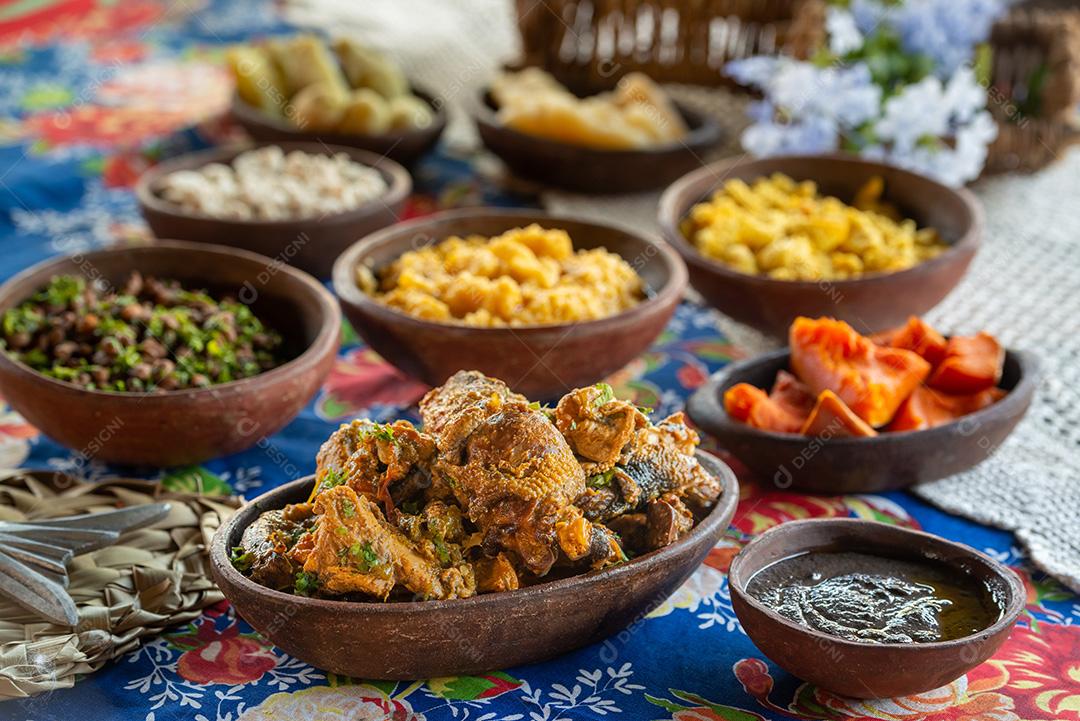 cozinha brasileira. Galinha da Guiné servida assada ao molho pardo e acompanhada de produtos regionais com abóbora, mandioca, vagem e farinha de mandioca._