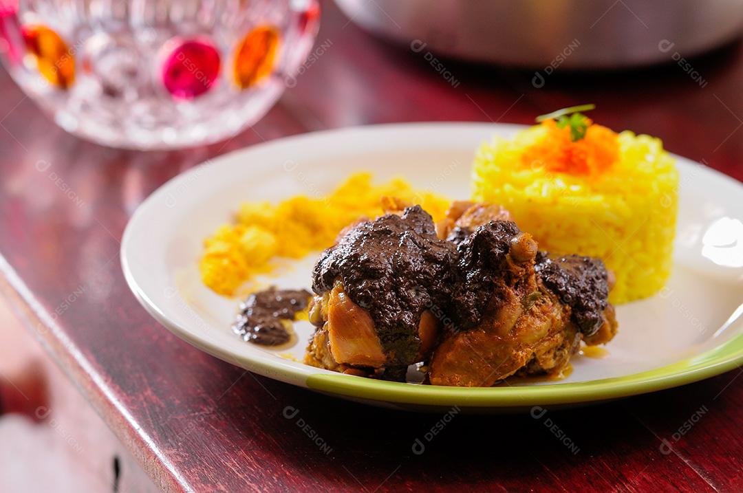 cozinha brasileira. Galinha servida com arroz