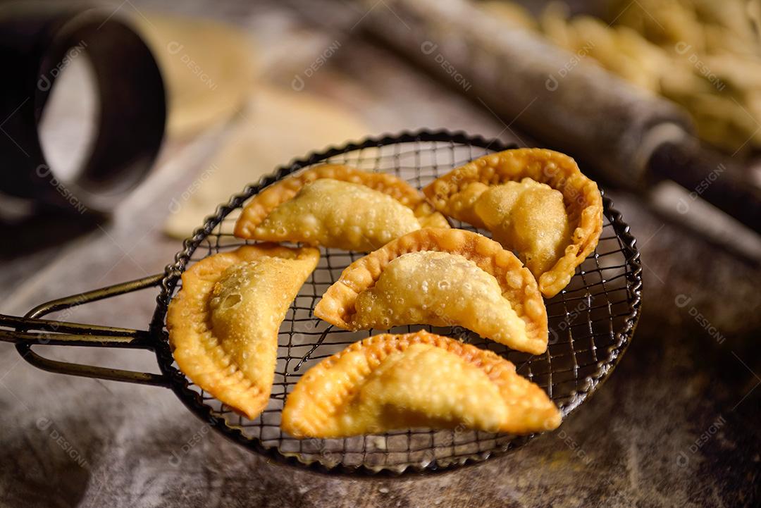 cozinha brasileira empanado em formato de pasteis