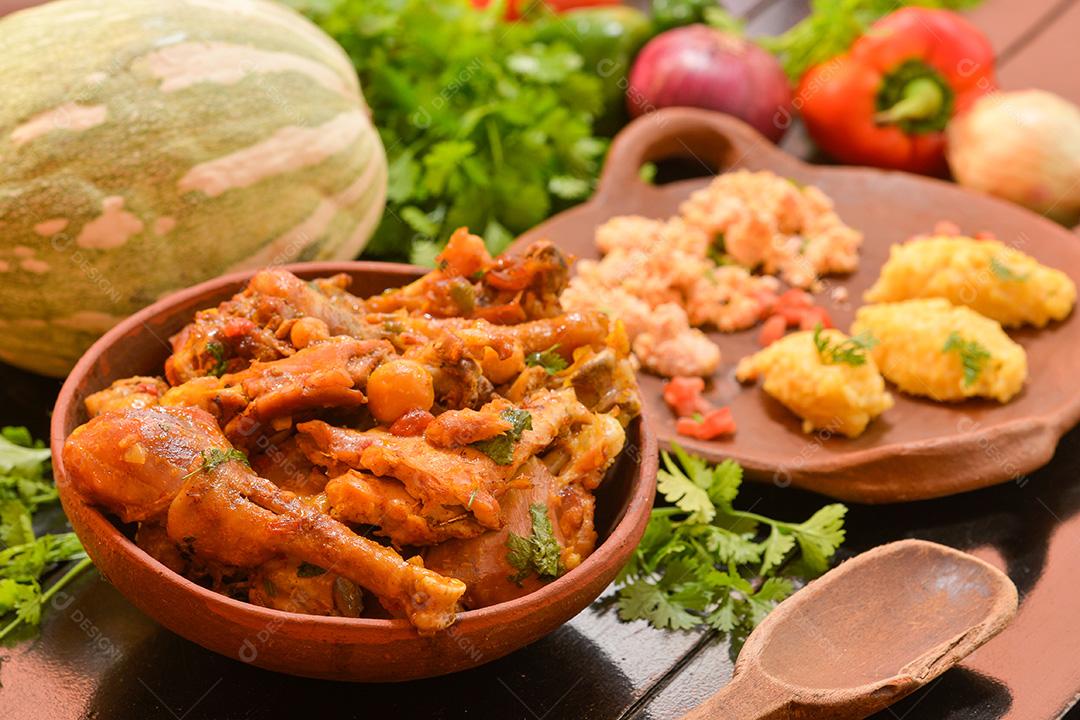 cozinha brasileira. Galinha servida em uma tigela de barro.