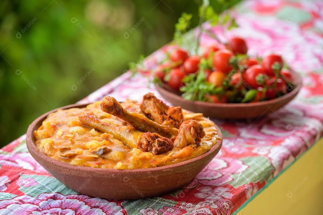 cozinha brasileira. Galinha servida em uma tigela de barro.