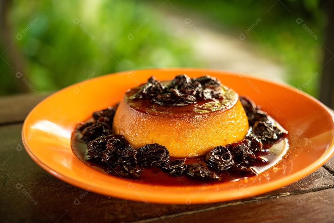 gastronomia brasileira. Pudim de leite com molho de ameixa.