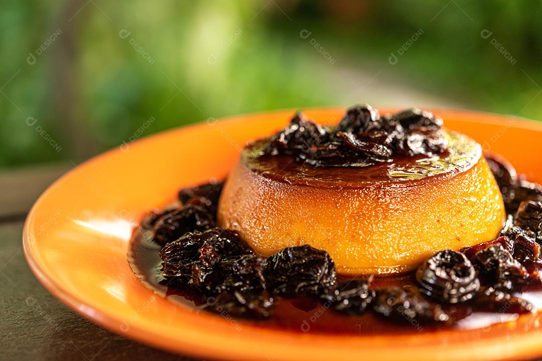 A002  Brazilian gastronomy. Milk pudding with plum sauce-3gastronomia brasileira. Pudim de leite com molho de ameixa.