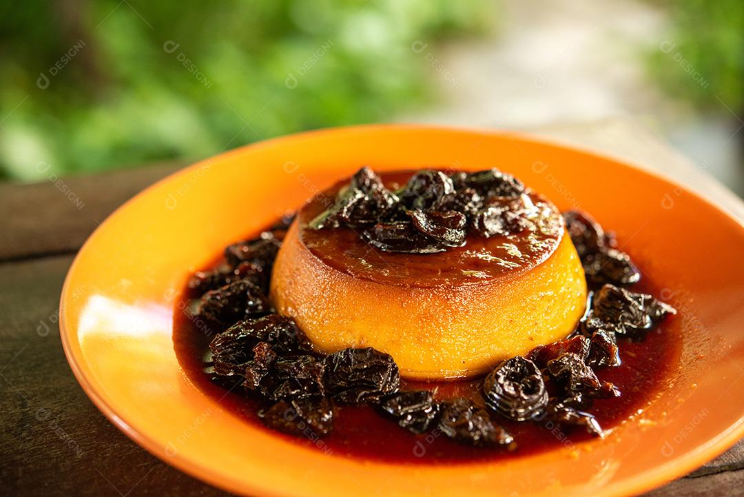 gastronomia brasileira. Pudim de leite com molho de ameixa.