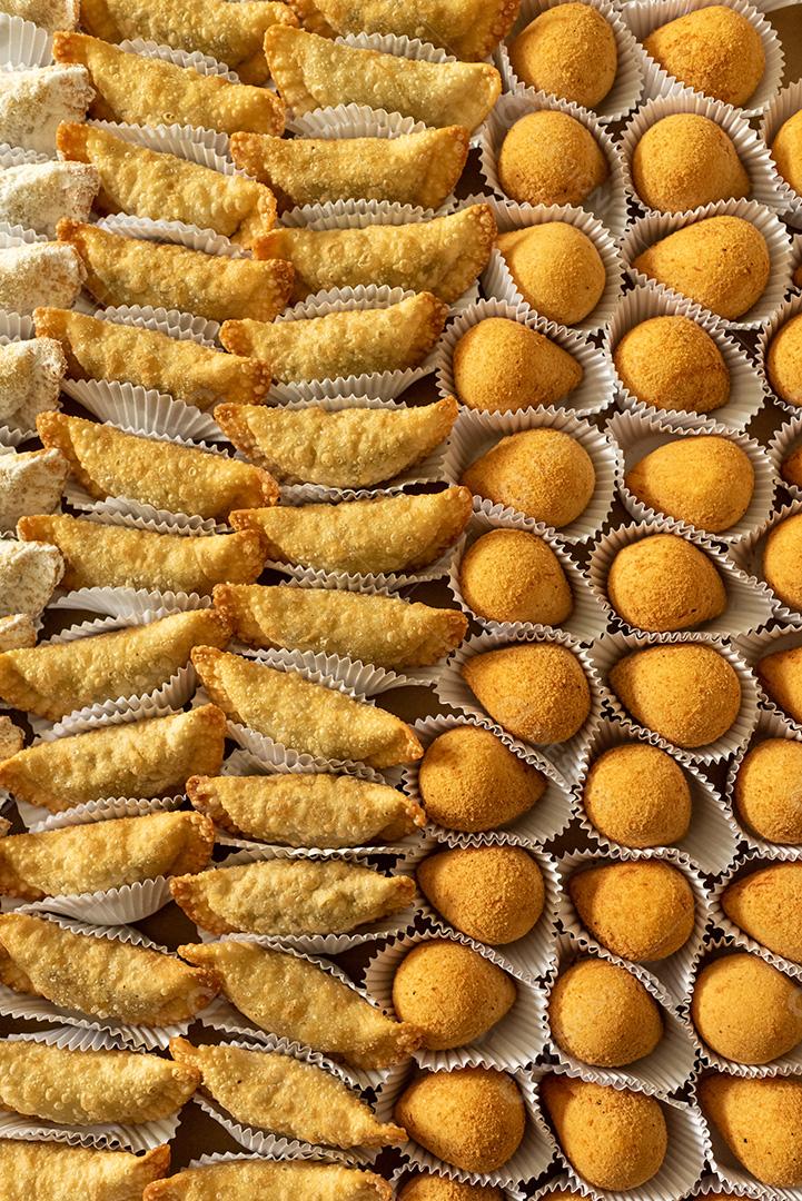 gastronomia brasileira. Petiscos diversos, como pastéis, coxinhas de frango e risoles.