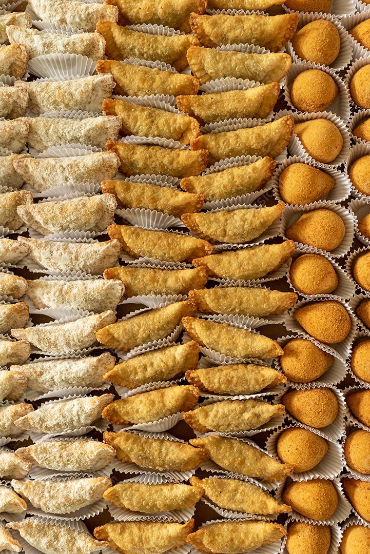 gastronomia brasileira. Petiscos diversos, como pastéis, coxinhas de frango e risoles.