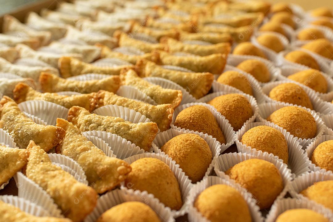 gastronomia brasileira. Petiscos diversos, como pastéis, coxinhas de frango e risoles.