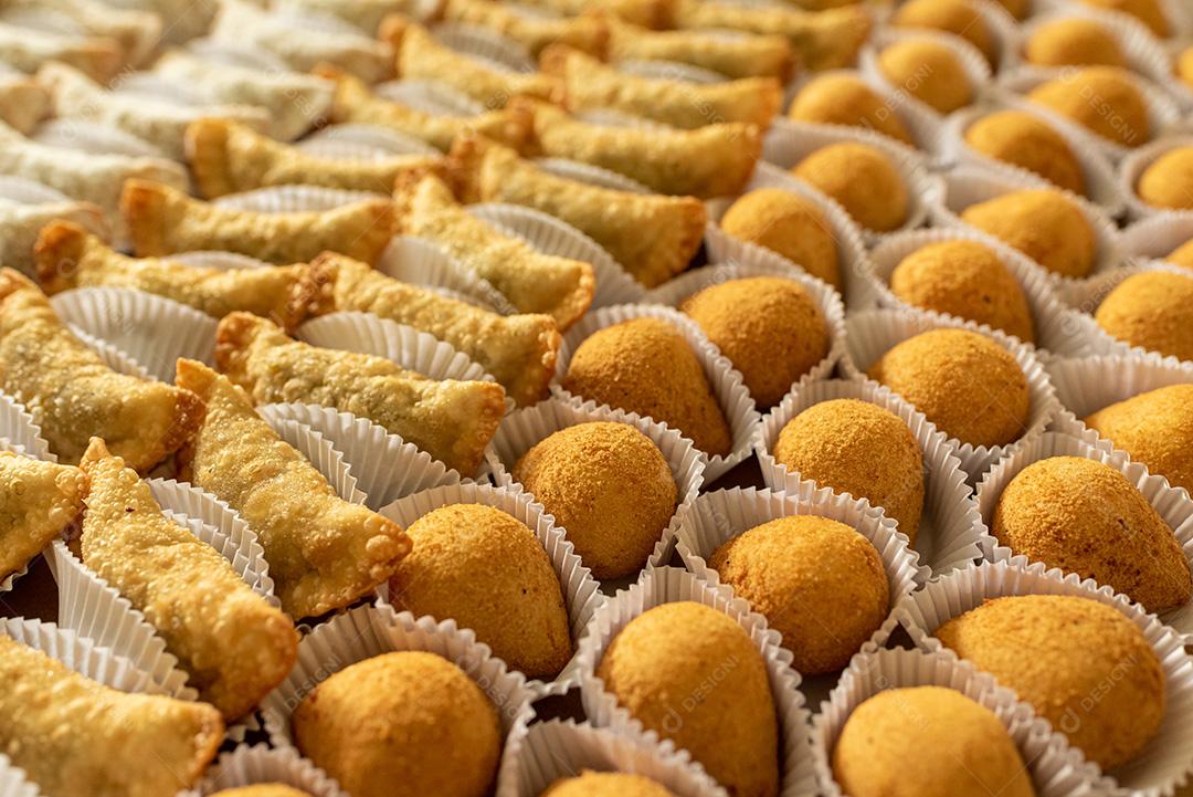 gastronomia brasileira. Petiscos diversos, como pastéis, coxinhas de frango e risoles.