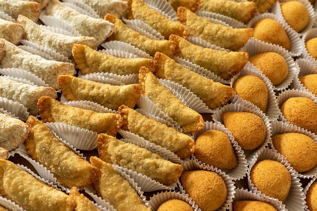 Gastronomia brasileira. Vários lanches, como doces, baquetas de frango e risotos.