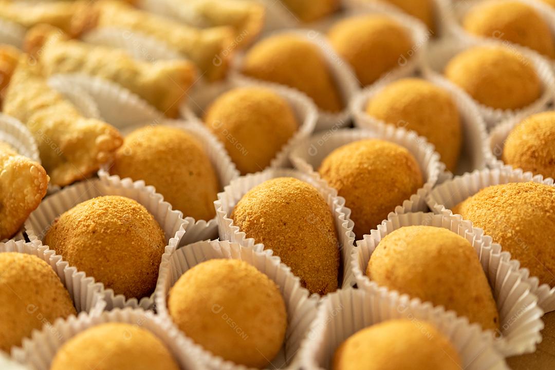 Gastronomia brasileira. Vários lanches, como doces, baquetas de frango e risotos.