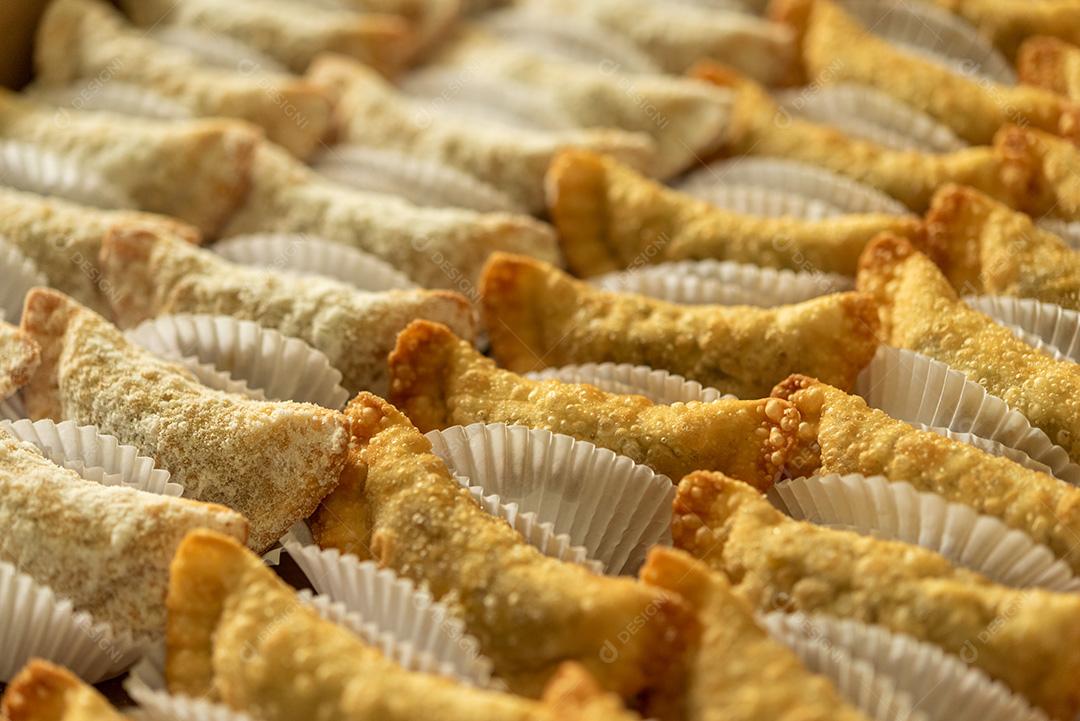 gastronomia brasileira. Petiscos diversos, como pastéis, coxinhas de frango e risoles.