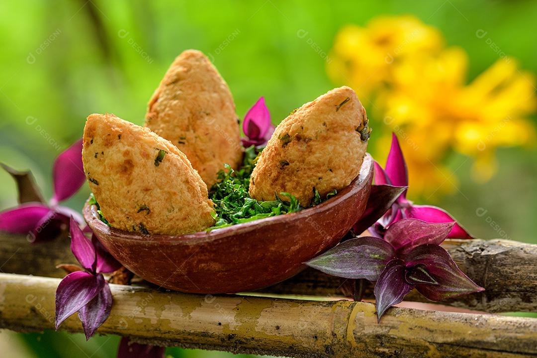 Bolos de bacalhau é uma iguaria muito consumida em restaurantes brasileiros.