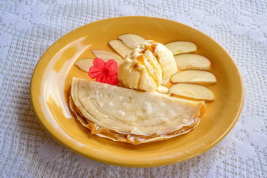 Caramelo de leite crepe com sorvete de baunilha.