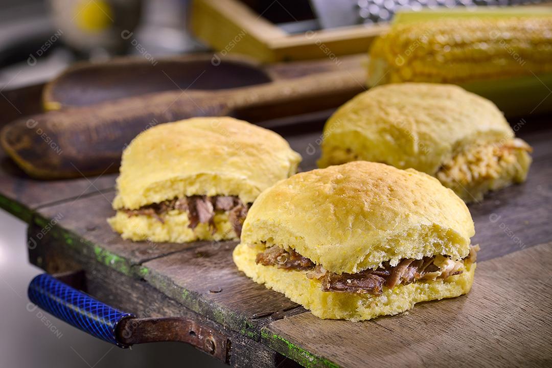 Gastronomia. Sanduíche de carne com pão de milho caseiro