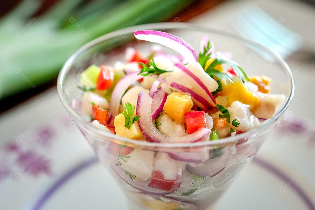 Ceviche é um dos pratos mais conhecidos da culinária peruana, feito basicamente com peixe cru marinado em suco de limão.