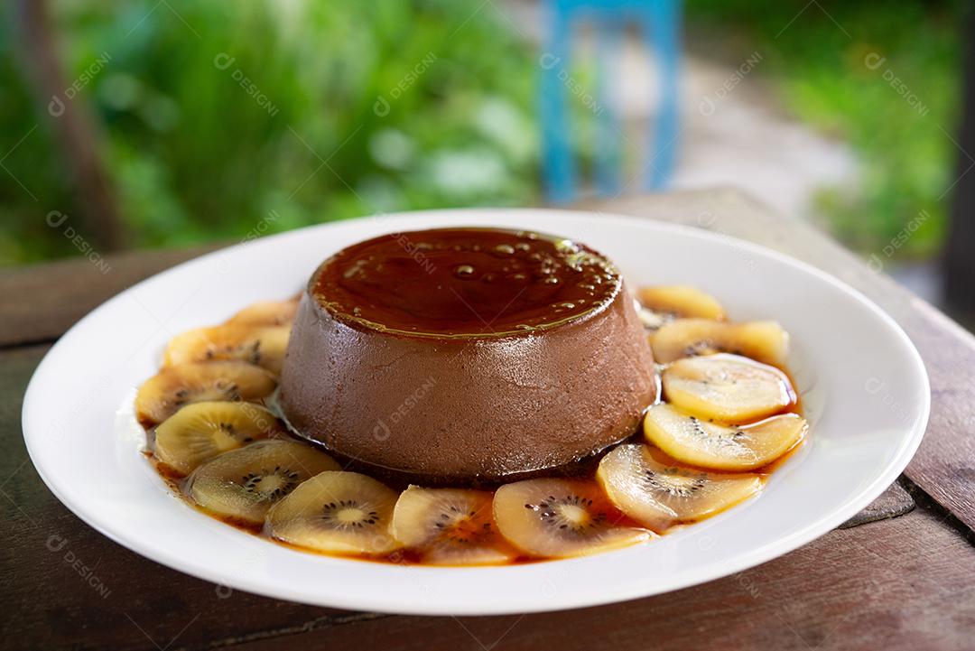 Gastronomia. Mousse de chocolate com molho de frutas kiwi.