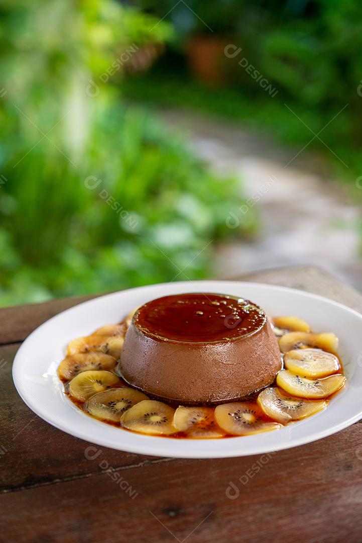 Gastronomia. Mousse de chocolate com molho de frutas kiwi.