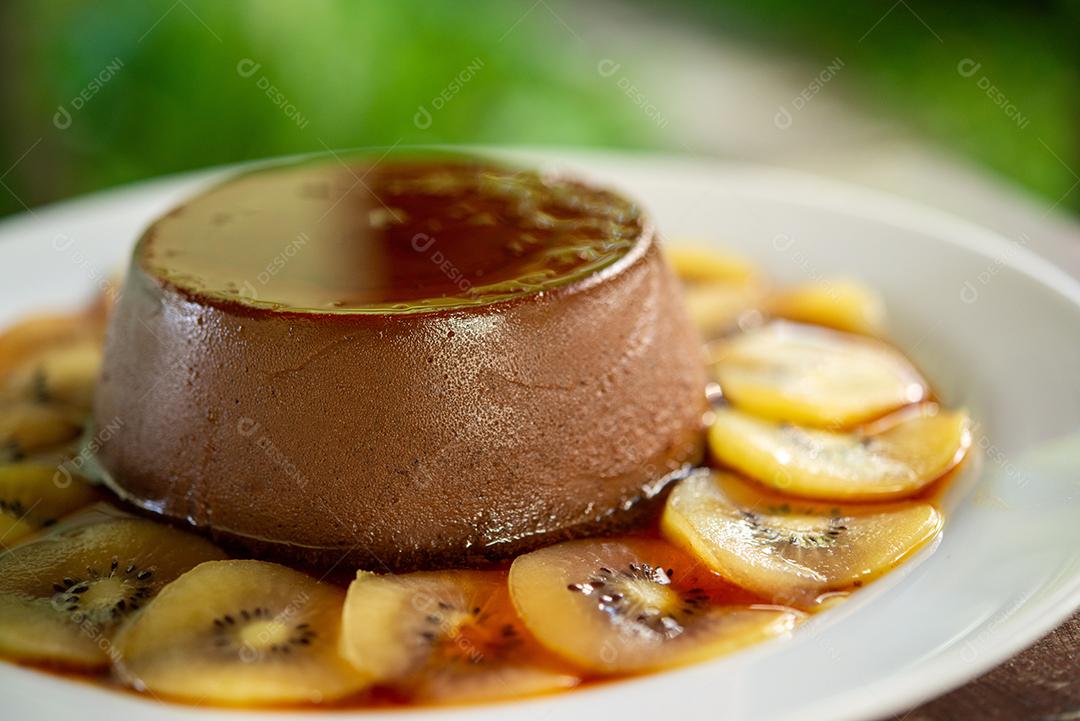 Gastronomia. Mousse de chocolate com molho de frutas kiwi.