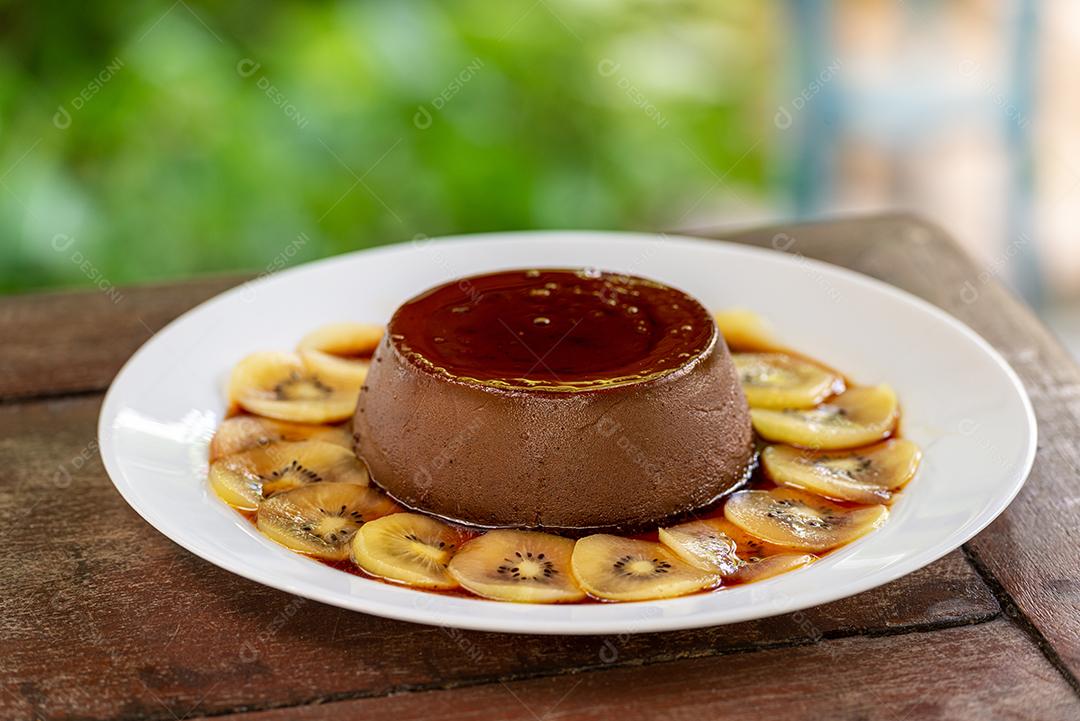 Gastronomia. Mousse de chocolate com molho de frutas kiwi.