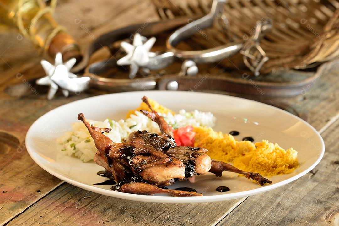 Gastronomia. Codorna frita com arroz e farinha de mandioca. Prato tradicional da culinária nordestina