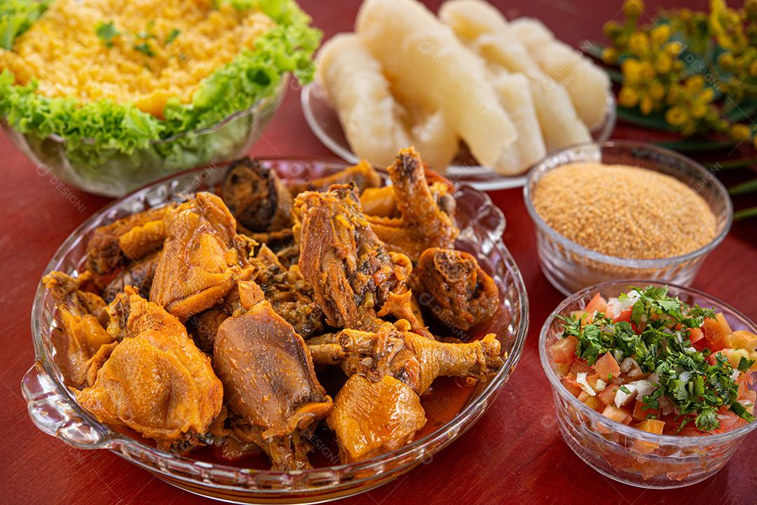 Gastronomia. Frango de aves com arroz, mandioca, farinha e vinagrete. Prato tradicional da culinária nordestina