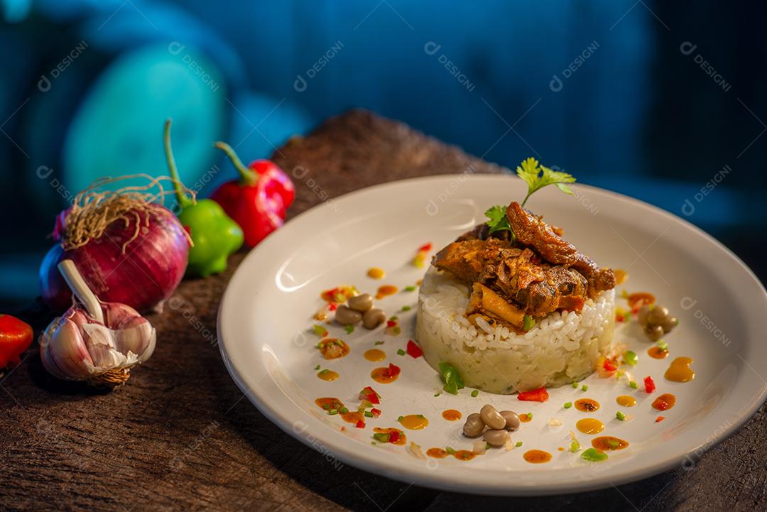 Gastronomia. Bode cozido com arroz. Prato tradicional da culinária nordestina