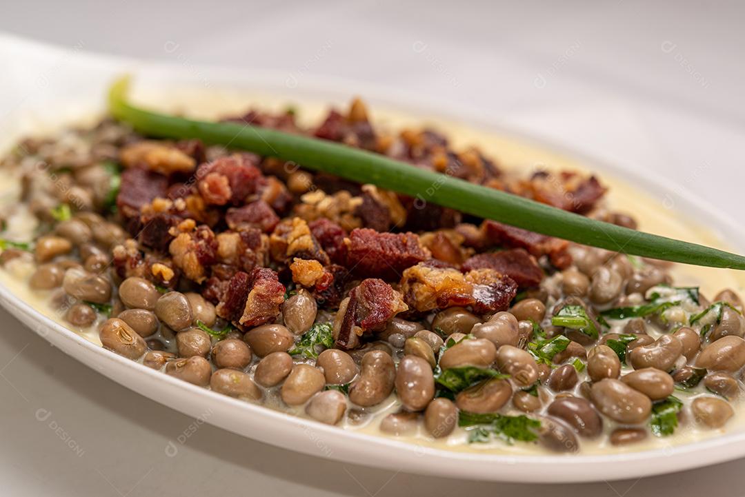 Gastronomia. Prato tradicional da popular culinária brasileira. Feito com feijão verde e carne seca no creme