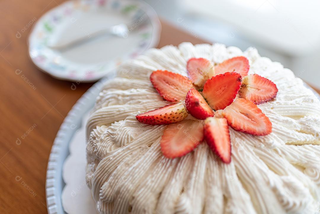 Torta de morango com chantilly servido como sobremesa.