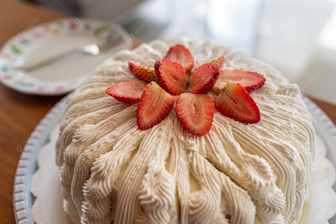 Torta de morango com chantilly servido como sobremesa.