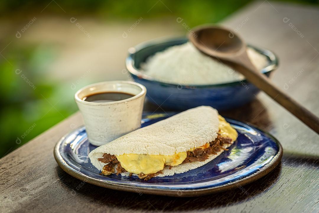 Tapioca com queijo coalho e carne de sol. Gastronomia brasileira.