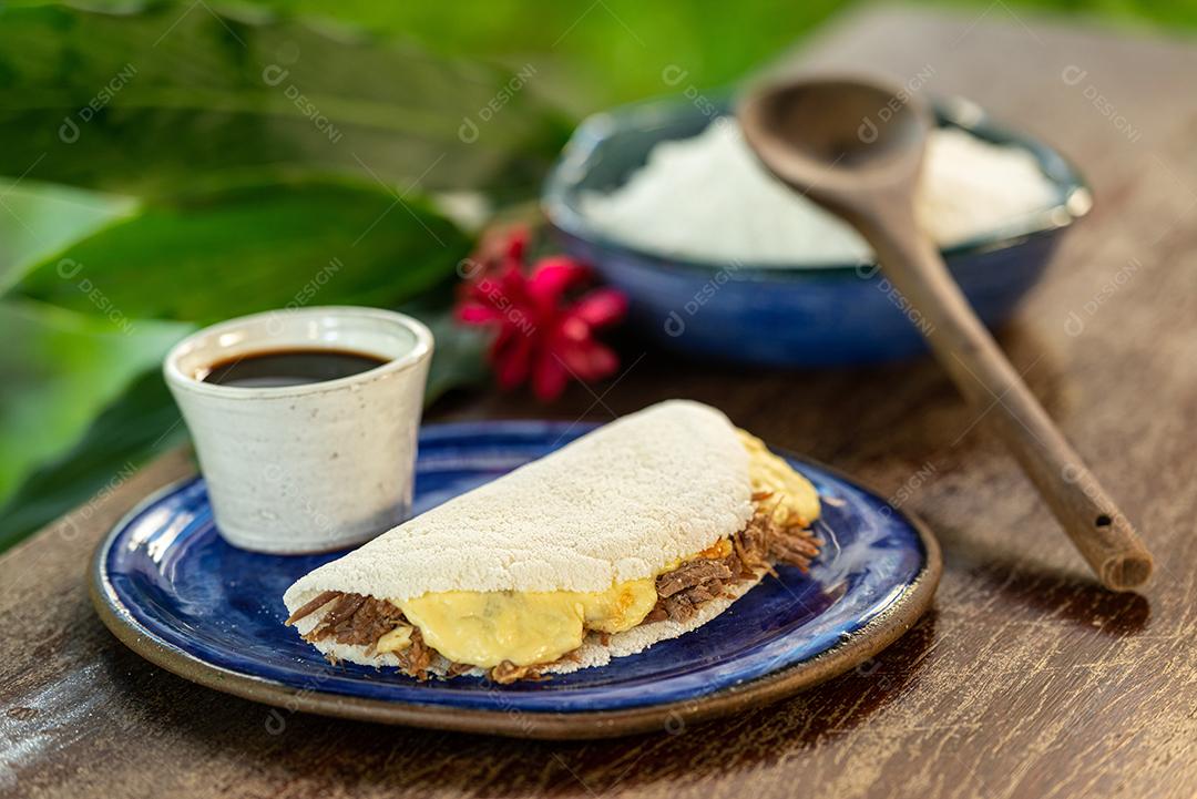Tapioca com queijo coalho e carne de sol. Gastronomia brasileira.