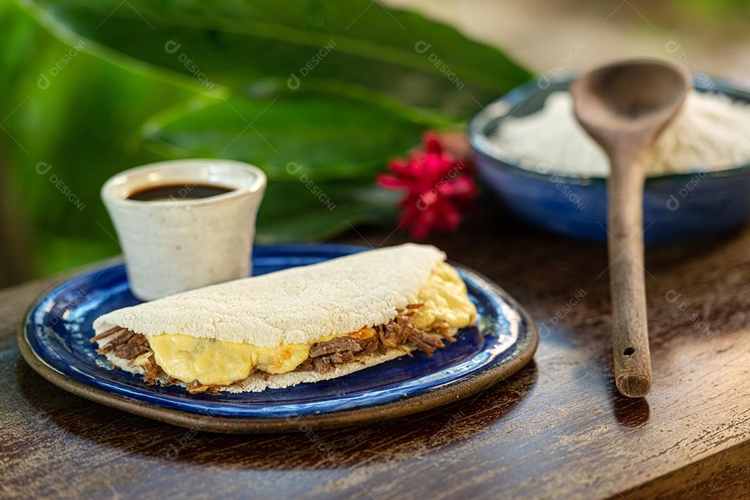 Tapioca com queijo coalho e carne de sol. Gastronomia brasileira.