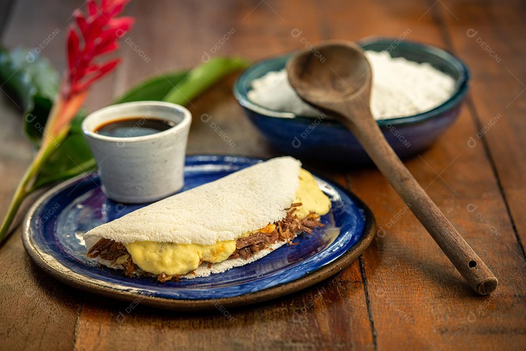 Tapioca com queijo coalho e carne de sol. Gastronomia brasileira.
