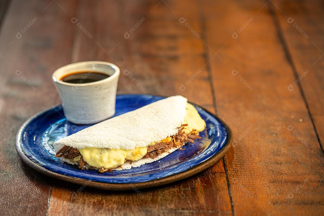 Tapioca com queijo coalho e carne de sol. Gastronomia brasileira.
