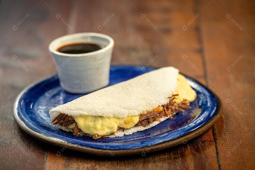 Tapioca com queijo coalho e carne de sol. Gastronomia brasileira.