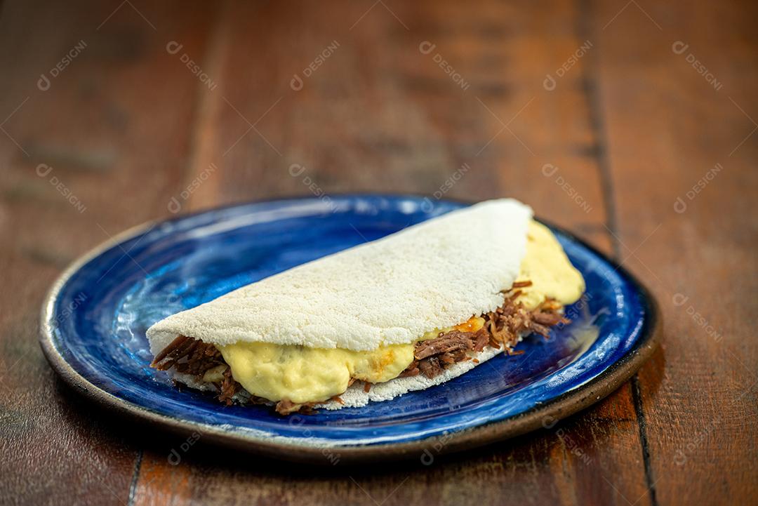 Tapioca com queijo coalho e carne de sol. Gastronomia brasileira.