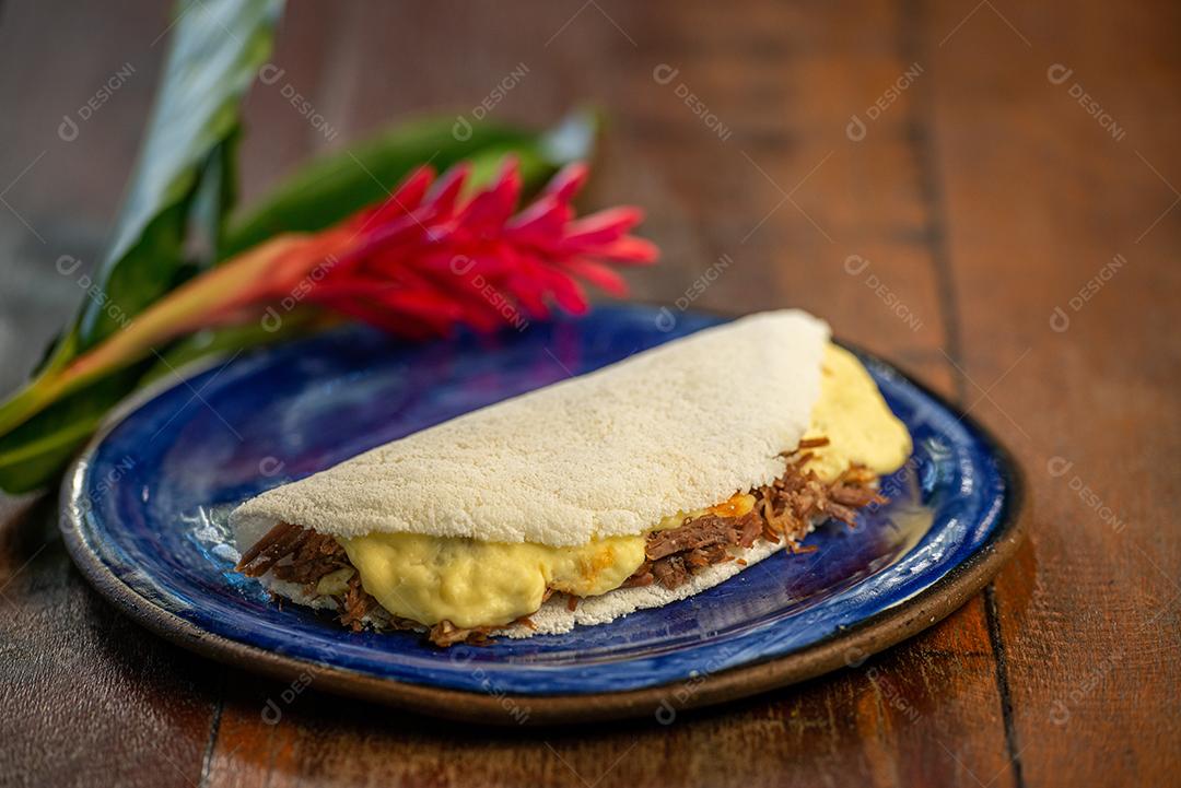 Tapioca com queijo coalho e carne de sol. Gastronomia brasileira.