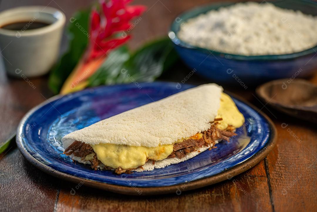 Tapioca com queijo coalho e carne de sol. Gastronomia brasileira.