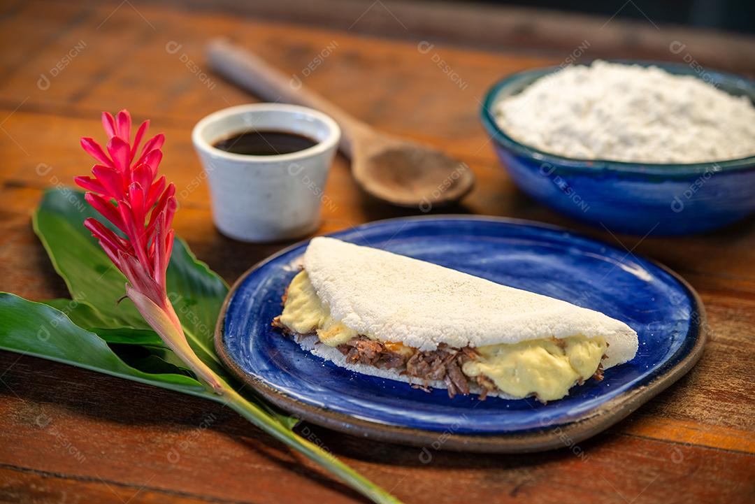 Tapioca com queijo coalho e carne de sol. Gastronomia brasileira.