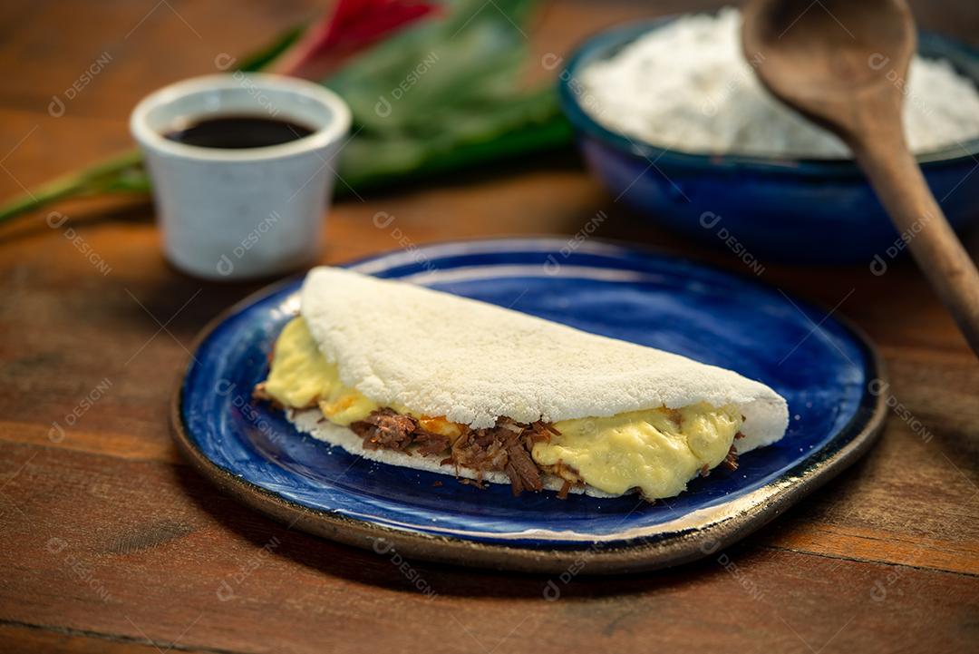 Tapioca com queijo coalho e carne de sol. Gastronomia brasileira.