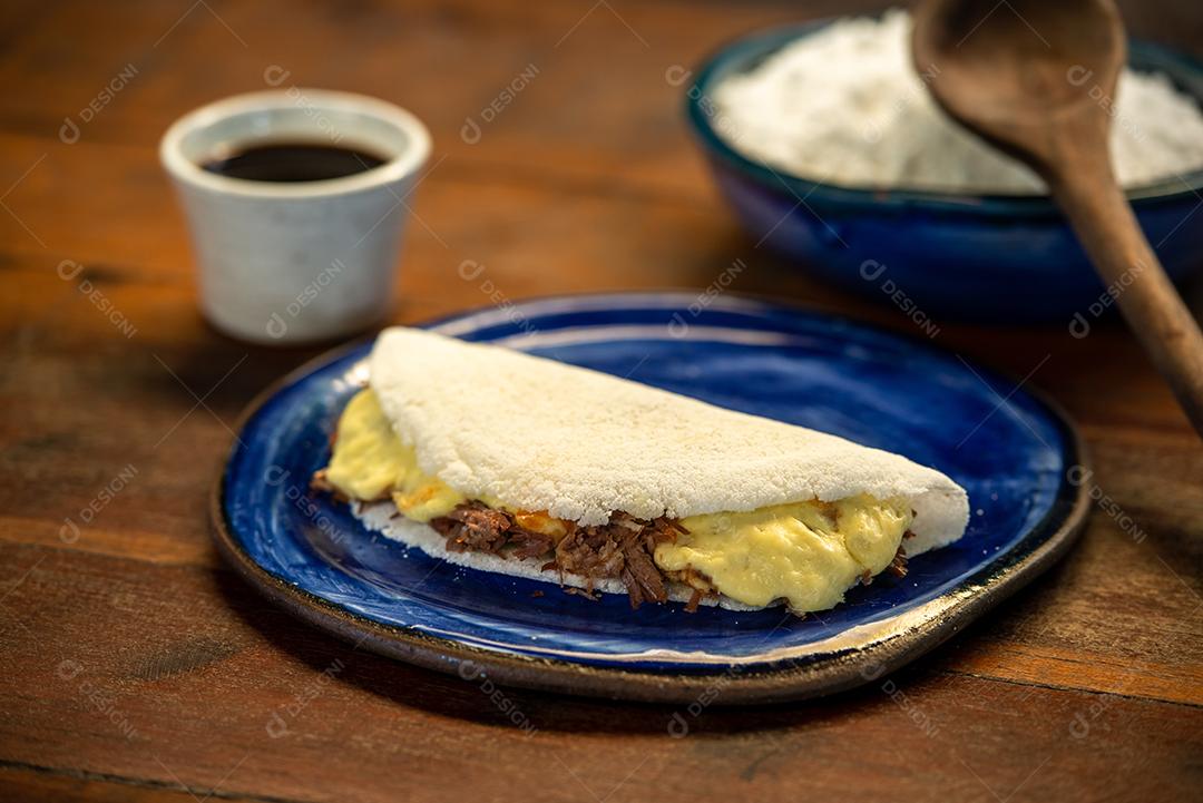 Tapioca com queijo coalho e carne de sol. Gastronomia brasileira.