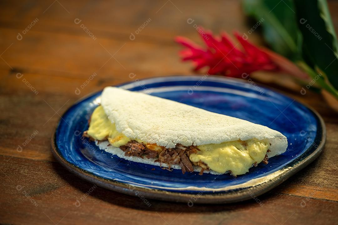 Tapioca com queijo coalho e carne de sol. Gastronomia brasileira.