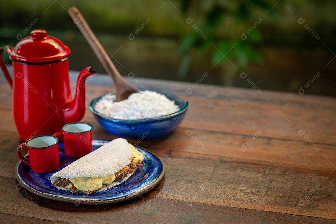 Tapioca com queijo coalho e carne de sol. Gastronomia brasileira.