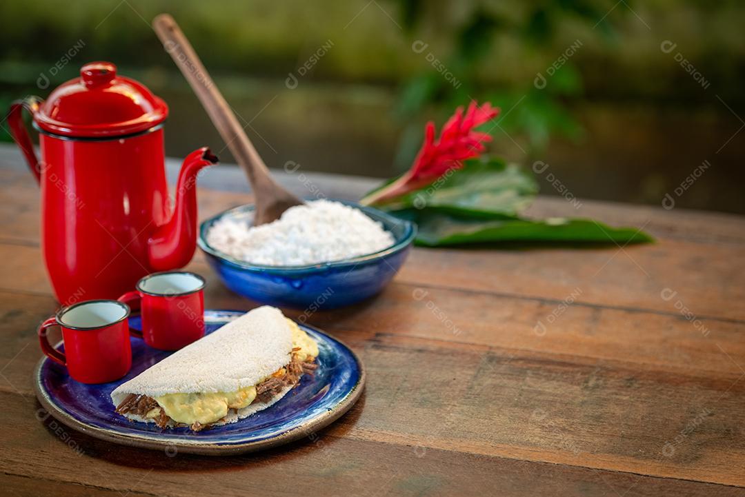 Tapioca com queijo coalho e carne de sol. Gastronomia brasileira.