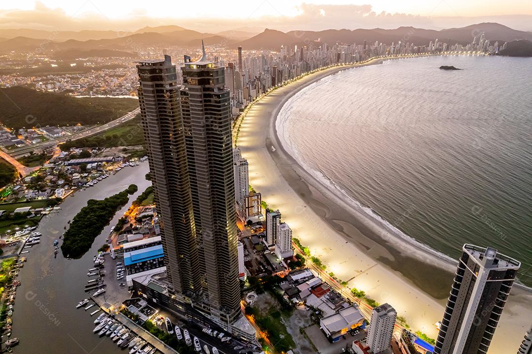 Antena de Balneário Camboriú, Santa Catarina, Brasil ao pôr do sol